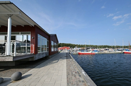 Billede af havnen ved siden af Bjarnes Fisketeria