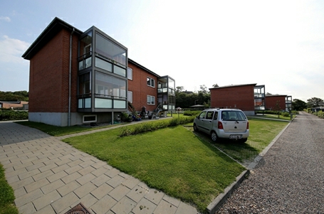 Billede af en græsplæne foran på den nye Lemvig boligforening