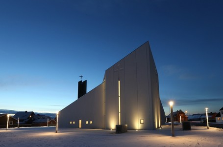 Billede udefra af Thyborøn Kirke om aftenen