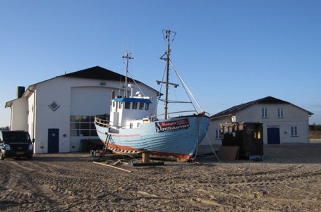 Billede af en fiskekutter foran Han Herred havbåde bygningen
